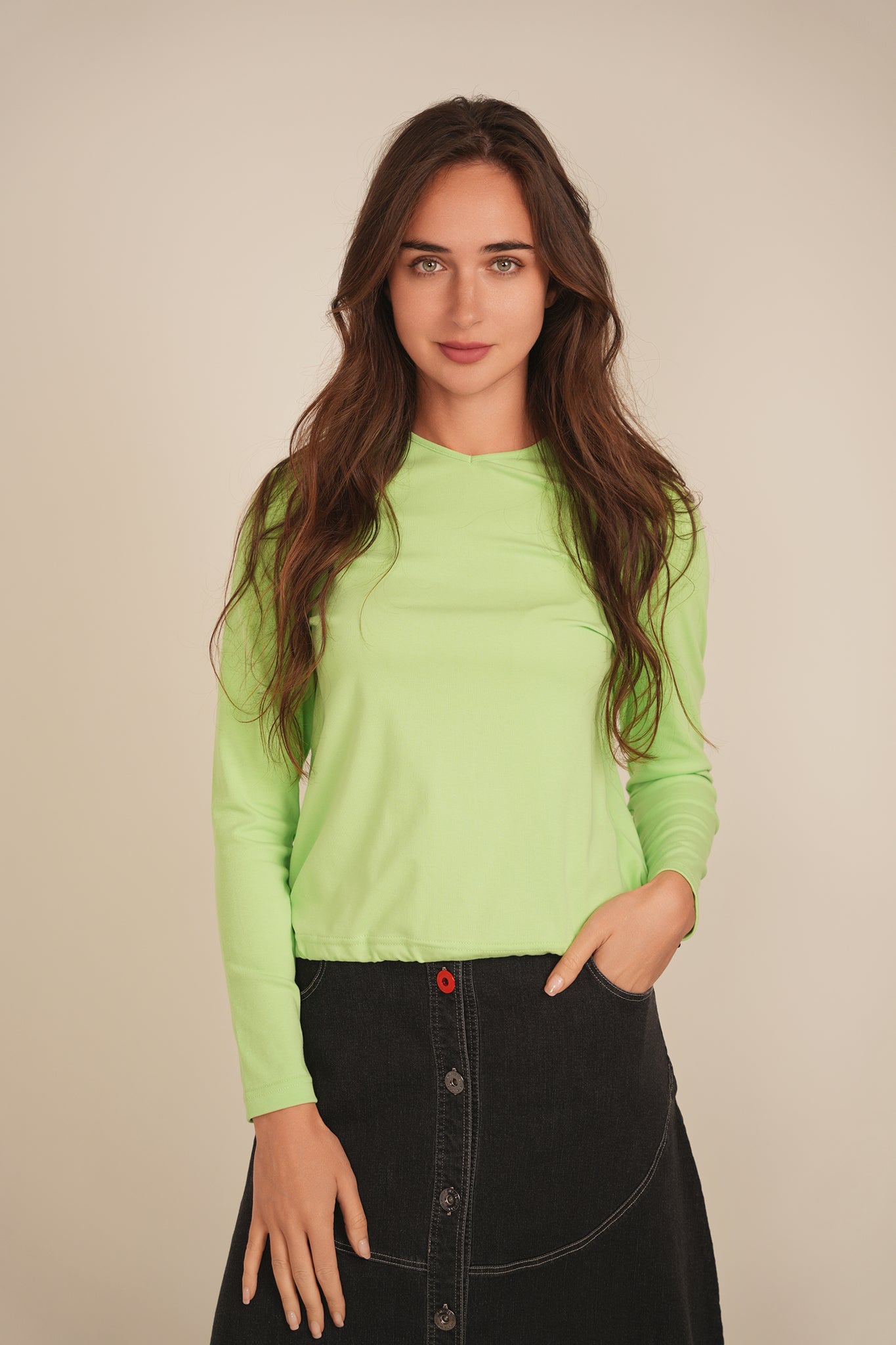 V Neck Bungee Tee in by Riff